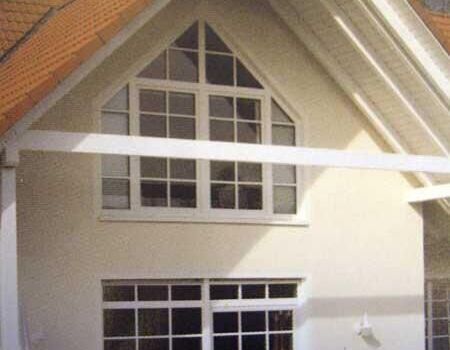 Hausfassade von Außen mit Isolierglasfenstern