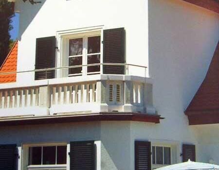 Hausfassade von Außen mit Isolierglasfenstern