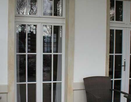 Hausfassade mit modernen Doppelfenstern