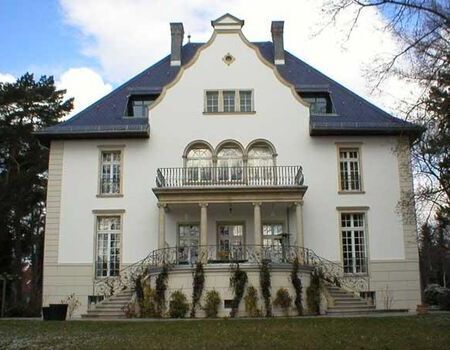 Außenfassade eines Gebäudes mit Kastendoppelfenstern