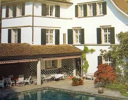 Außenfassade eines Gebäudes Doppelfenstern und Kastenfenstern