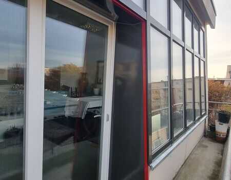 Verglaste Außenfassade eines Gebäudes mit Express-Fenstern