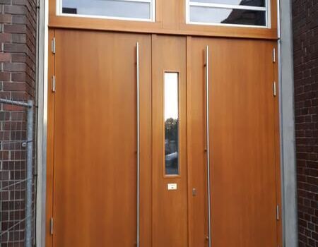 Doppelte Hauseingangstür aus Holz