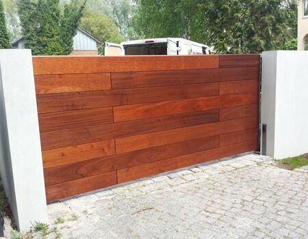 Zufahrtstor eines Grundstücks aus Holz