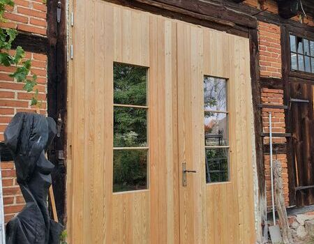 Haustor aus Holz an einem Gebäude
