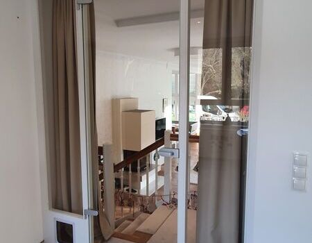 Innentür aus Glas im Innenbereich eines Gebäudes