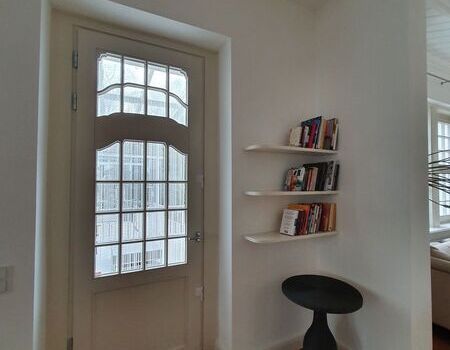 EIngangstür von Innen mit einem eingelassenen Gitterfenster