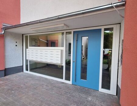 Blaue Eingangstür mit einem kleinen Fenster über die volle Höhe