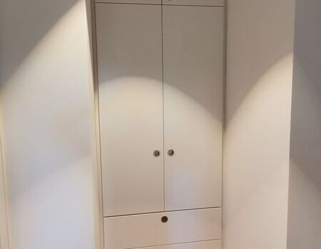 Maßgefertigter Schrank in einer schmalen Nische