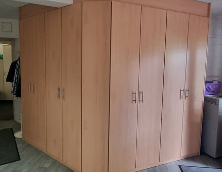 Maßgefertigter Schrank aus Holz, der um die Ecke geht