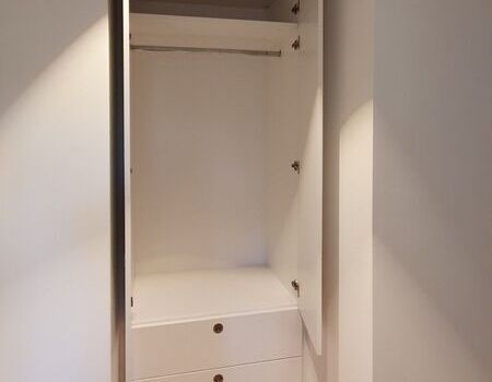 Maßgefertigter Schrank in einer schmalen Nische mit offenen Türen