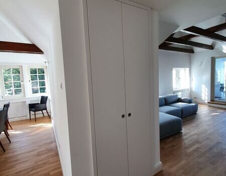 Maßgefertigter Schrank in einer schmalen Nische