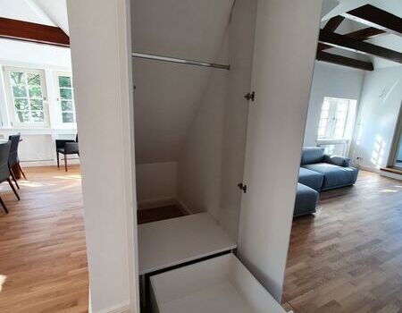 Maßgefertigter Schrank in einer schmalen Nische mit offenen Türen