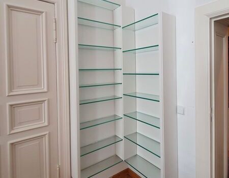 Eckschrank mit weißlackiertem Holz und Glasböden